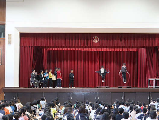 児童集会（贈呈式）の様子