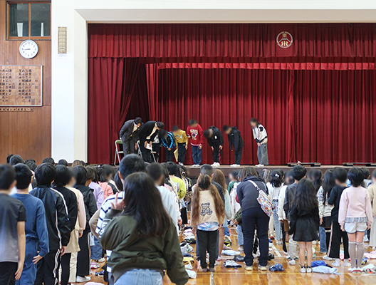 児童集会（贈呈式）の様子